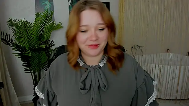 Snapshot of MoonLghte chatting on February 5, 2025, 2:40 am MoonLghte online show from February 5, 2025, 2:40 am
