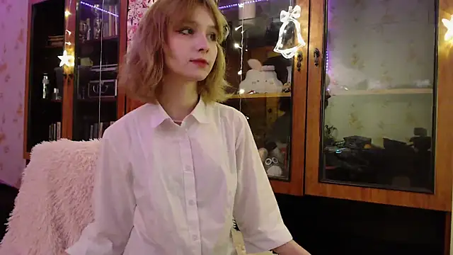 Snapshot of cloudgirrl chatting on January 7, 2025, 10:30 pm cloudgirrl online show from January 7, 2025, 10:30 pm