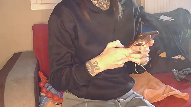 liloucamchaudee online show from December 5, 2025, 8:23 am