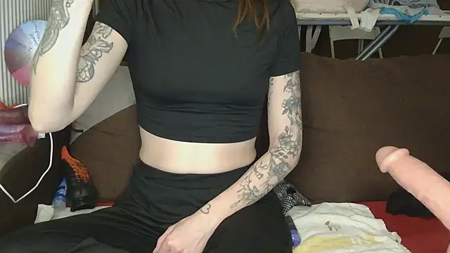 liloucamchaudee online show from February 15, 2026, 8:05 pm