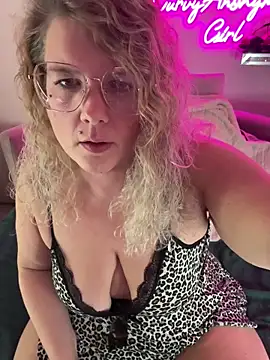 Snapshot of CurvyAnonymousGirl89 chatting on November 13, 2025, 5:45 pm CurvyAnonymousGirl89 online show from November 13, 2025, 5:45 pm