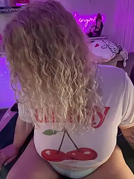 CurvyAnonymousGirl89 online show from April 7, 2026, 5:02 pm