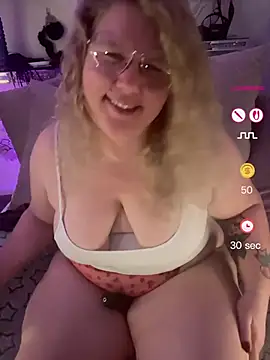 Snapshot of CurvyAnonymousGirl89 chatting on May 25, 2026, 7:42 pm CurvyAnonymousGirl89 online show from May 25, 2026, 7:42 pm