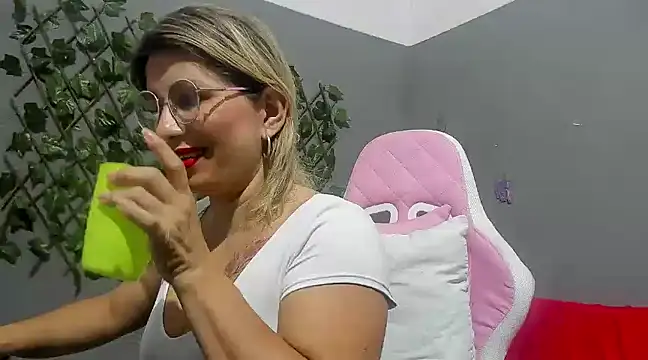 sexy bigboooty online show from December 8, 2024, 2:39 am