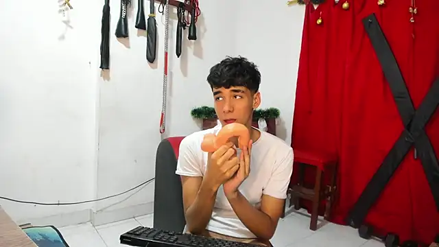 Snapshot of Harry_LatinBoy chatting on December 19, 2024, 10:32 pm Harry LatinBoy online show from December 19, 2024, 10:32 pm