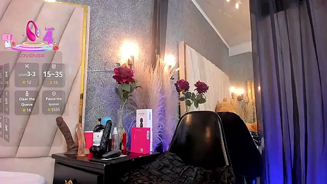 Madison-Diaz online show from December 5, 2025, 1:42 pm