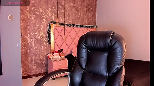 SKYLERWHIITEE online show from December 19, 2024, 3:18 am