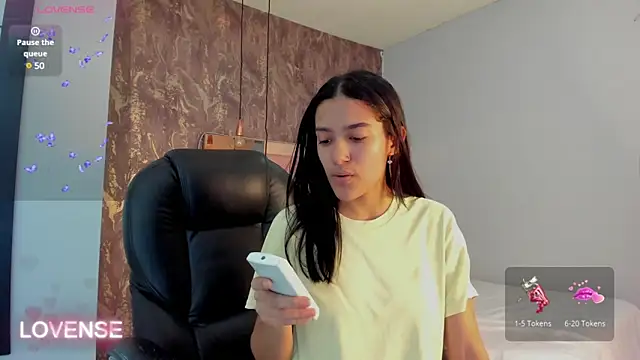 SKYLERWHIITEE online show from February 6, 2025, 2:33 am