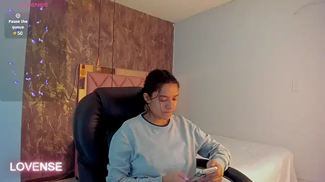 SKYLERWHIITEE online show from February 9, 2025, 3:43 am