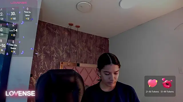 SKYLERWHIITEE online show from February 14, 2025, 3:33 am