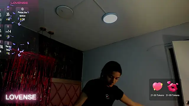 SKYLERWHIITEE online show from February 17, 2025, 3:04 am