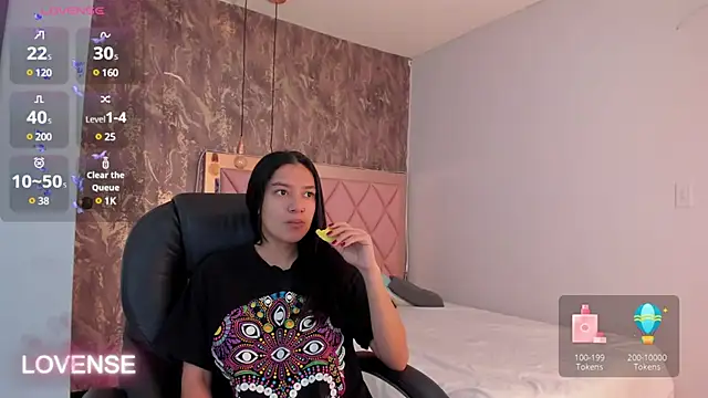 SKYLERWHIITEE online show from March 2, 2025, 9:42 am