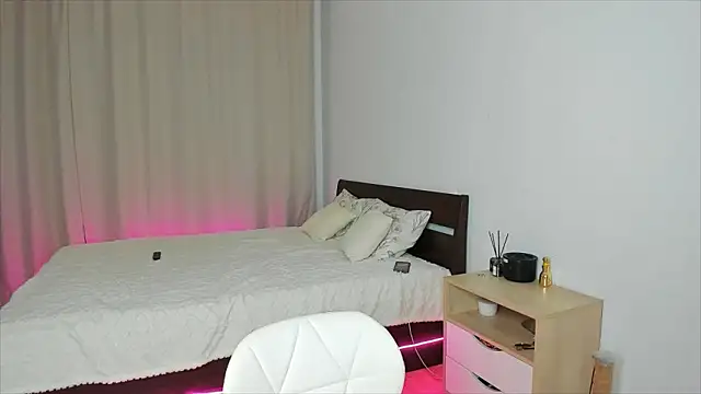 Snapshot of Xloe_Queen chatting on February 2, 2026, 1:32 pm Xloe Queen online show from February 2, 2026, 1:32 pm