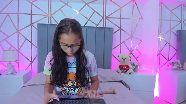 Giselle Roldan online show from January 24, 2025, 3:02 pm