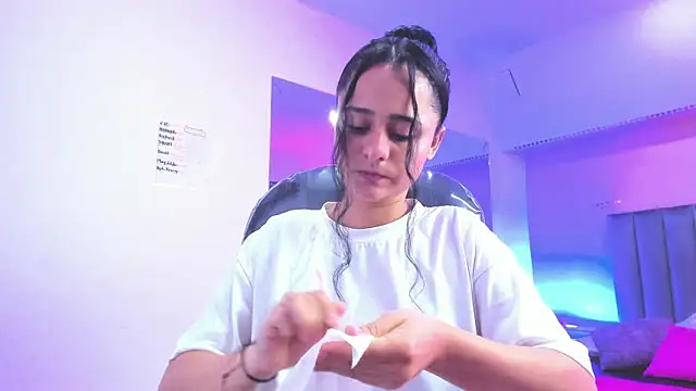 Giselle Roldan online show from January 11, 2026, 4:17 am