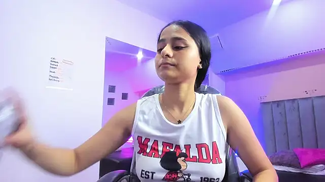 Giselle Roldan online show from February 15, 2026, 4:53 am