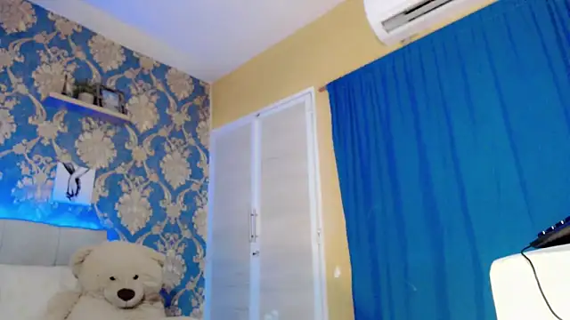 nicoledollts online show from November 1, 2025, 1:51 am