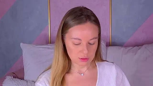 BeatriceEsmont online show from October 30, 2025, 7:25 pm