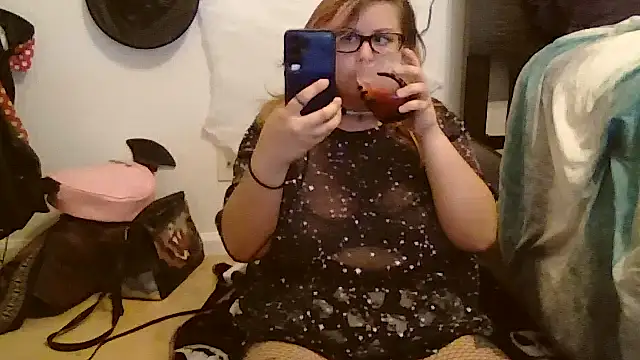 Snapshot of HoneyBear19 chatting on October 17, 2025, 6:10 pm HoneyBear19 online show from October 17, 2025, 6:10 pm