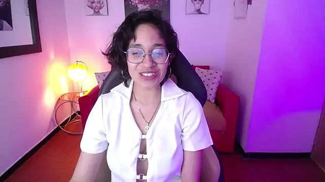 Lili Gomez  online show from March 22, 2025, 4:58 pm