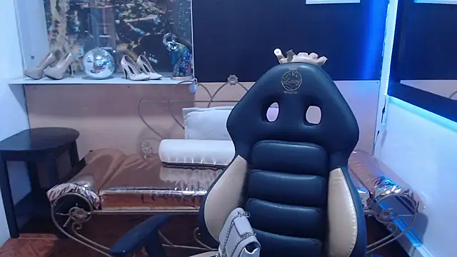 Lili Gomez  online show from October 14, 2025, 1:45 pm