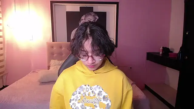 Lili Gomez  online show from November 9, 2025, 1:20 pm