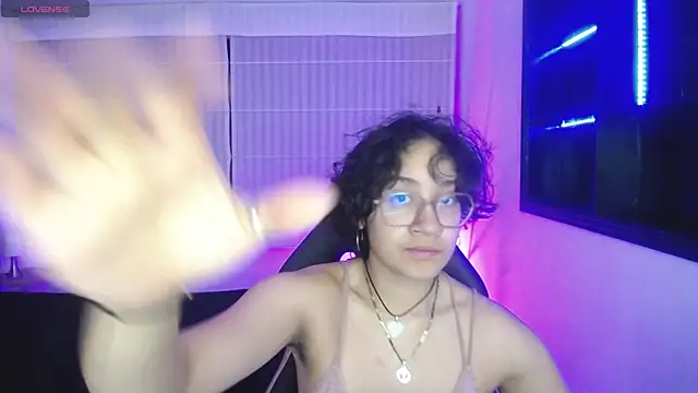 Lili Gomez  online show from November 27, 2025, 2:08 pm