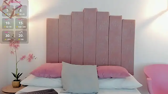 Adelesmithh online show from February 26, 2026, 12:04 pm