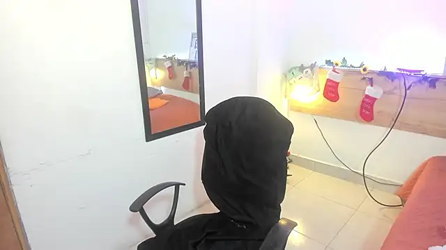 Snapshot of Emyli_rousse_ chatting on December 24, 2024, 4:30 pm Emyli rousse online show from December 24, 2024, 4:30 pm