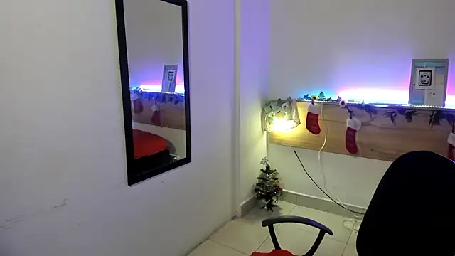 Snapshot of Emyli_rousse_ chatting on December 28, 2024, 6:18 pm Emyli rousse online show from December 28, 2024, 6:18 pm