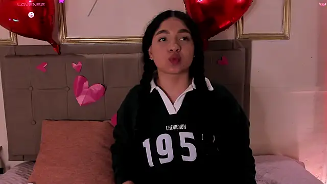 amandalee01 online show from February 14, 2026, 7:43 pm