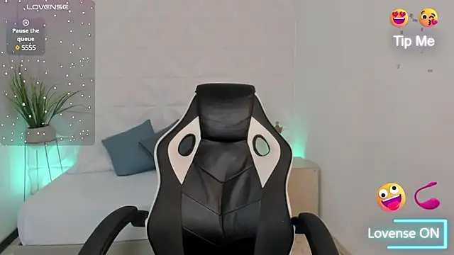 stephanya  online show from March 11, 2025, 7:03 pm