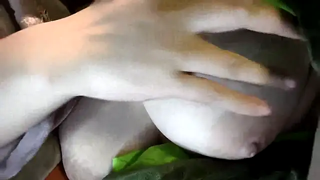 Snapshot of Weiwei5200 chatting on December 13, 2025, 9:42 pm Weiwei5200 online show from December 13, 2025, 9:42 pm