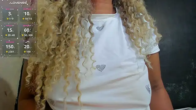 KamariaFyre online show from April 18, 2026, 5:33 am