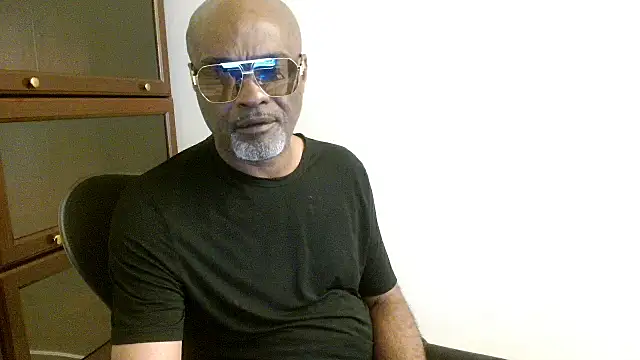 Snapshot of sinnernoir chatting on April 18, 2026, 1:42 am sinnernoir online show from April 18, 2026, 1:42 am