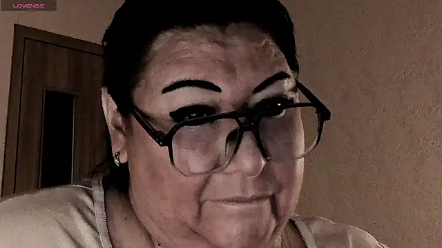 SexxyDreams1 online show from April 14, 2026, 1:00 am