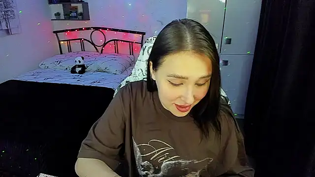 LinaTruly online show from November 6, 2025, 8:43 pm