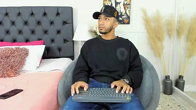 Snapshot of Robin_Rief chatting on March 11, 2025, 3:37 am Robin Rief online show from March 11, 2025, 3:37 am