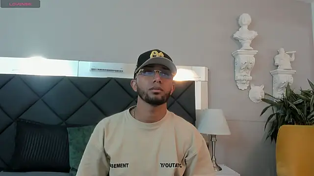 Snapshot of Robin_Rief chatting on November 24, 2025, 3:28 am Robin Rief online show from November 24, 2025, 3:28 am