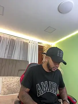 Snapshot of Robin_Rief chatting on December 20, 2025, 11:28 am Robin Rief online show from December 20, 2025, 11:28 am