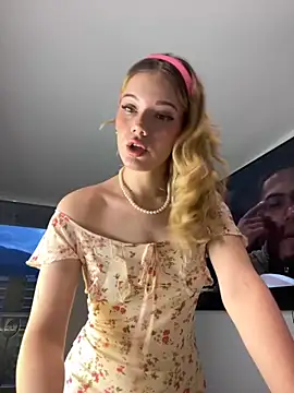 NicoleCut online show from September 18, 2025, 10:39 am