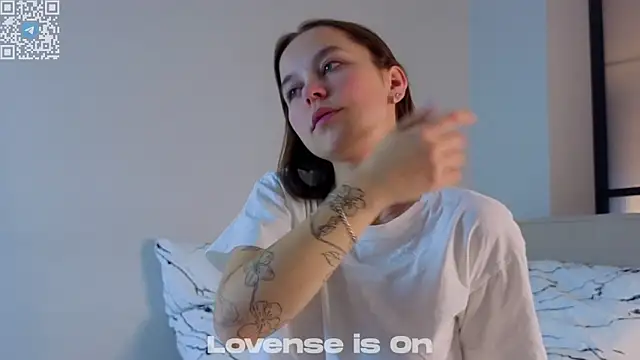 FalineDowlen online show from November 14, 2025, 2:54 am