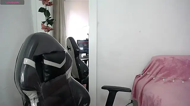 Snapshot of SaraBraun_ chatting on March 12, 2025, 8:10 pm SaraBraun online show from March 12, 2025, 8:10 pm