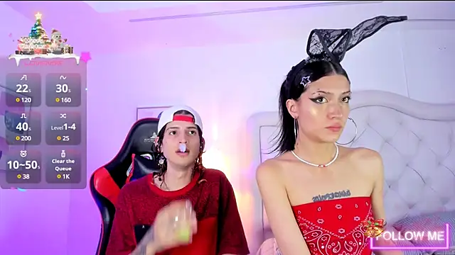 Snapshot of sett_and_gwen chatting on December 18, 2024, 11:30 pm sett and gwen online show from December 18, 2024, 11:30 pm