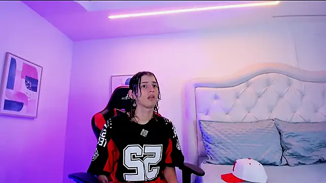 Snapshot of sett_and_gwen chatting on December 19, 2024, 9:06 pm sett and gwen online show from December 19, 2024, 9:06 pm