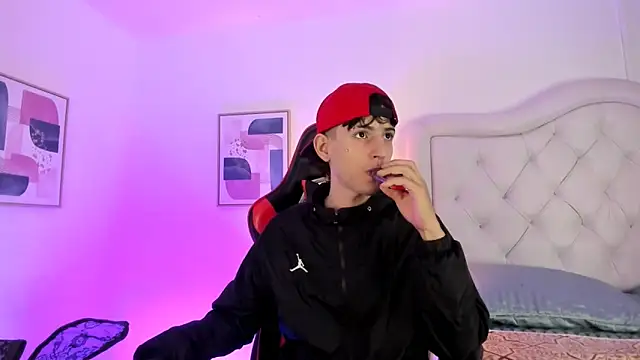 Snapshot of sett_and_gwen chatting on January 2, 2025, 4:20 am sett and gwen online show from January 2, 2025, 4:20 am