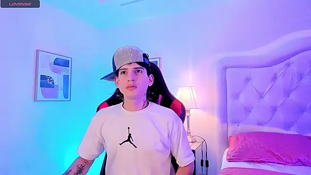 Snapshot of sett_and_gwen chatting on February 23, 2025, 11:04 pm sett and gwen online show from February 23, 2025, 11:04 pm