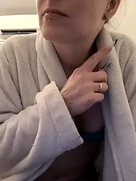 Snapshot of Cally-n chatting on February 3, 2025, 11:58 pm Cally-n online show from February 3, 2025, 11:58 pm