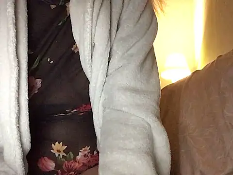 Snapshot of Cally-n chatting on February 17, 2025, 11:20 pm Cally-n online show from February 17, 2025, 11:20 pm