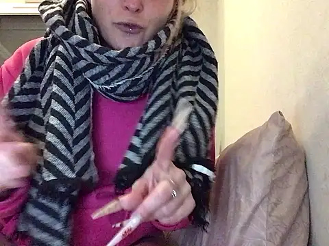 Snapshot of Cally-n chatting on February 19, 2025, 4:33 pm Cally-n online show from February 19, 2025, 4:33 pm